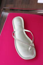 voir cet article : Folly Feet Tong paillettes dorées bout carré