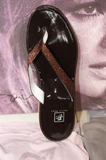 voir cet article : Folly Feet Tong bride paillettée chocolat vernis