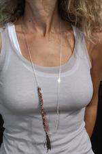 voir cet article : Julie Schouvey Sautoir taupe et rouge