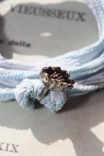 voir cet article : Catherine Michiels Le lotus en argent