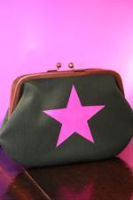 voir cet article : Style Empire Pochette étoile fluo