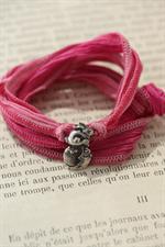 voir cet article : Catherine Michiels Charm over the moon silver on silk