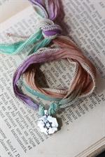 voir cet article : Catherine Michiels Charm silver David Star on silk