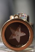 voir cet article : Servane Gaxotte Bague étoile