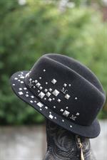 voir cet article : Maison Michel Pete feutre noir et clous