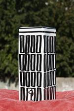 voir cet article : Deshoulières Vase carré grand modèle
