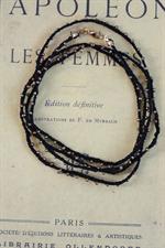voir cet article : Catherine Michiels Collier/bracelet en soie et perles en bronze