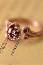 voir cet article : Catherine Michiels Bague pivoine en or rose 