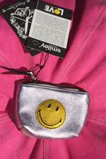 voir cet article : Maison de Vacances Porte monnaie smiley en cuir