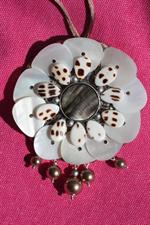 voir cet article : Reminiscence Bijoux Collier / broche en nacre