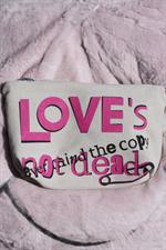 voir cet article : Maison de Vacances Pochette Love's not dead