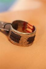 voir cet article : New Tradition Bague homme en argent oxydé