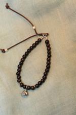 voir cet article : Catherine Michiels Bracelet en en corne noire et lotus argent