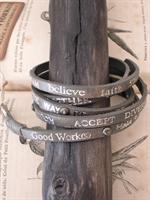 voir cet article : Good Works Bracelet en cuir vintage avec clous