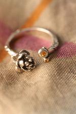 voir cet article : Catherine Michiels Bague pivoine en argent et saphir