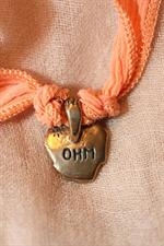 voir cet article : Catherine Michiels Charm bronze yoga posture on silk
