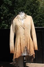 voir cet article : NIGEL PRESTON KNIGHT Manteau à franges en peau