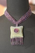 voir cet article : l'Artisan Parfumeur Collier parfumé pour la maison