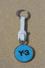 voir cet article : Y-3 Porte cléss cuir blanc Pastille Y3 bleue