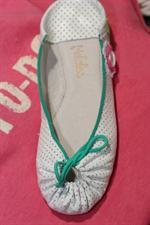 voir cet article : Maloles Promotion Ballerine en Cuir Blanc