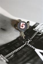 voir cet article : Servane Gaxotte Bague Chiffre 5